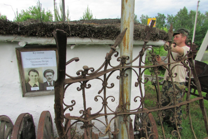 Старинные ворота с крестом откопали в Краснозерке
