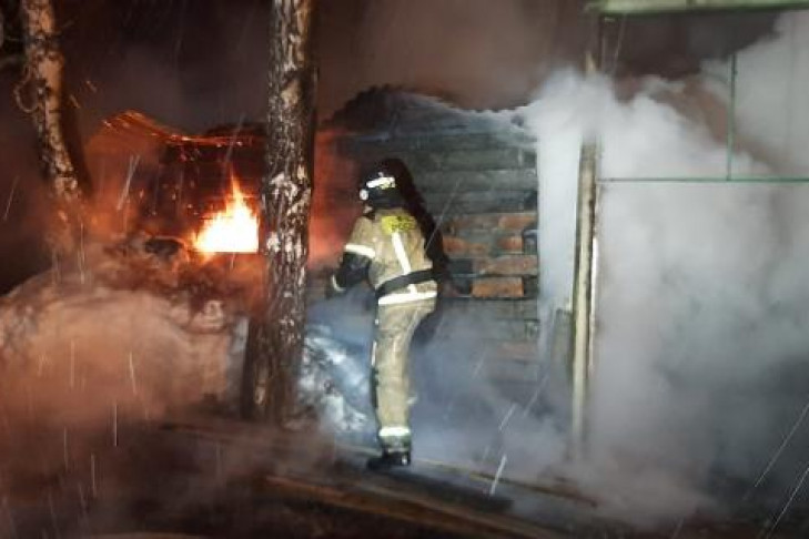 Люди выпрыгивали из окон во время пожара на улице Рабочей в Новосибирске