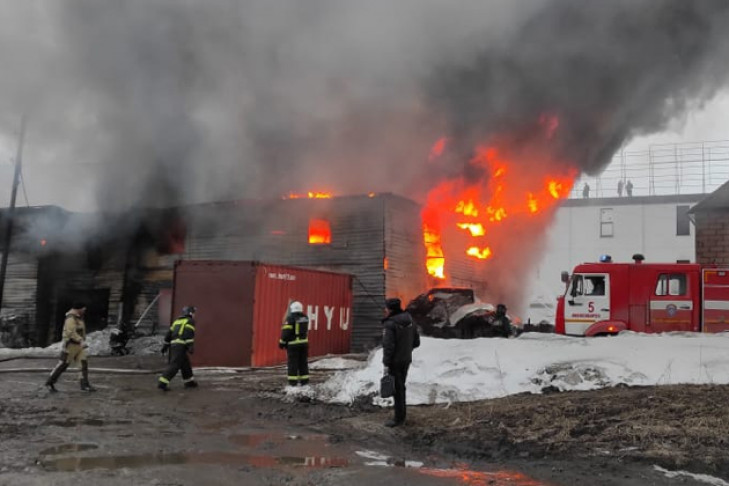 Крупный пожар на СТО вспыхнул в Калининском районе: дым видно даже в центре