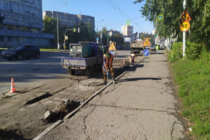 Колеса и подвески потеряли 14 авто после ремонта проспекта Дзержинского в Новосибирске