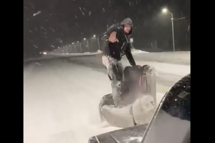 Сибиряк прокатился в кресле по трассе в Новосибирской области