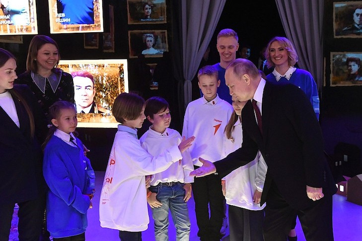 Владимир Путин посетил ряд экспозиций выставки "Россия" на ВДНХ