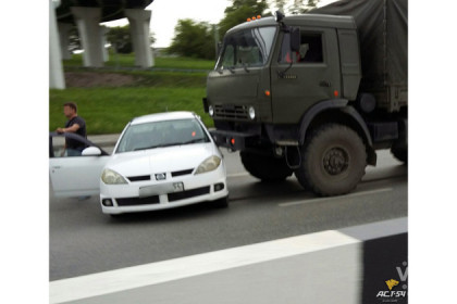 Военный КамАЗ протаранил Nissan в Новосибирске
