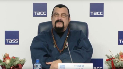 Стивен Сигал посетил Новосибирск и пожелал жителям мира и добра