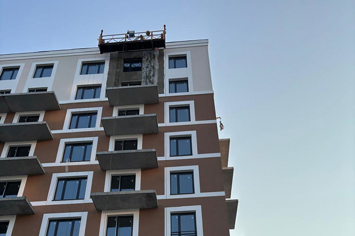 В Краснообске штукатур сорвался с многоэтажного дома и погиб