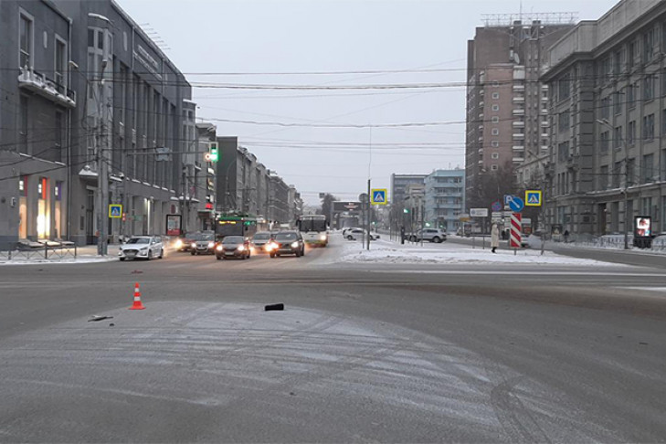 Насмерть сбил женщину и скрылся водитель в центре Новосибирска