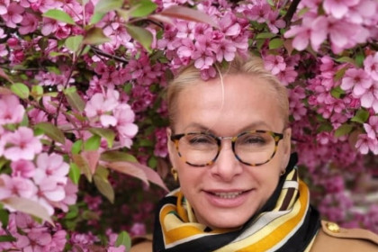 Дефиле среди цветущих яблонь устроила экс-вицемэр Анна Терешкова в Новосибирске