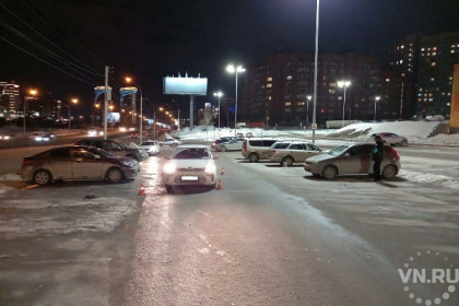 Автомобиль сбил ребенка у торгового центра в Новосибирске 