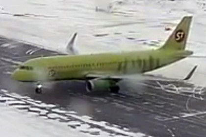 Дрифтующий самолет в Толмачево поразил россиян