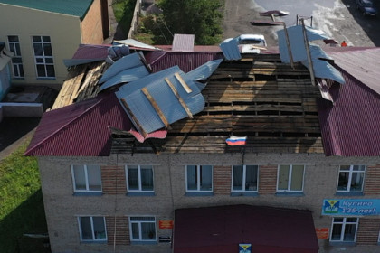 Ураган в Новосибирской области снес крыши и балконы домов 25 июня