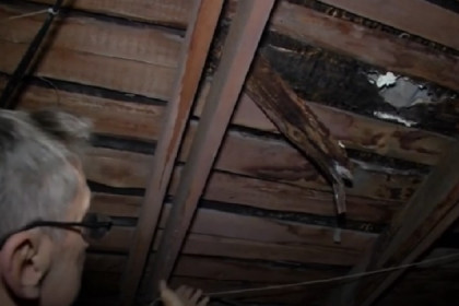 Пять лет добиваются ремонта крыши жители новосибирской пятиэтажки