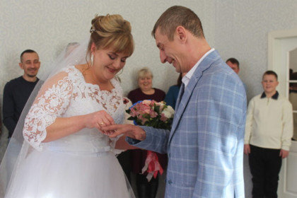 Зеркальная дата стала причиной массовых свадеб в Новосибирской области