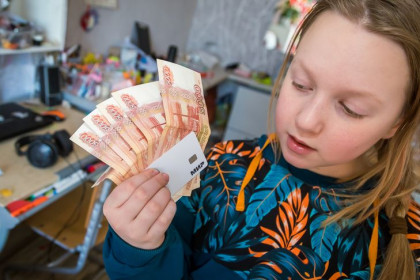Школьные выплаты в августе-2022: список получателей выплат от 300 рублей до 10000 рублей