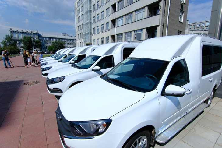 В Новосибирске семьям с детьми из ЛНР вручили автомобили Lada Granta Kub