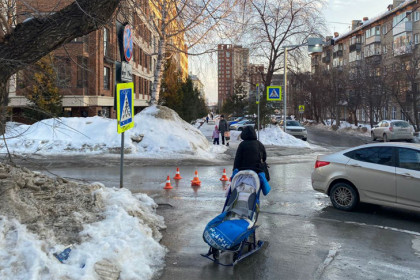 Санки-коляску с двухлетним ребенком сбил на переходе водитель Hyundai в Новосибирске