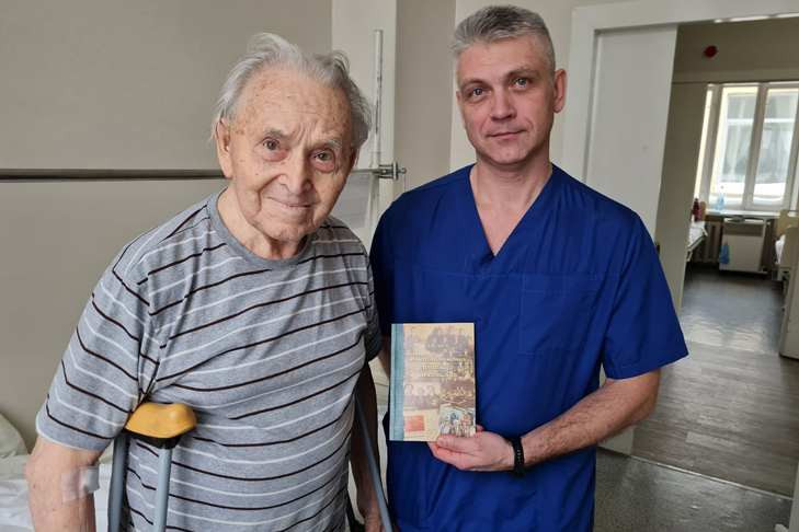 В Новосибирске врачи заменили колено 97-летнему ветерану-изобретателю