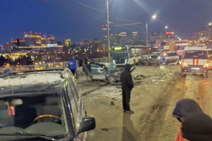 Подробности ДТП на мосту в Новосибирске: перекрыто пять полос, двое пострадавших