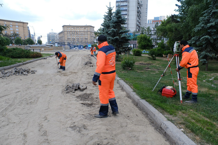 Центру Новосибирска необходимо комплексное обновление: Андрей Травников дал ряд поручений на совещании в Первомайском сквере