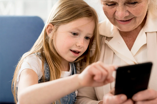 Новосибирцы стремятся защитить от мошеннических звонков детей и пожилых родителей