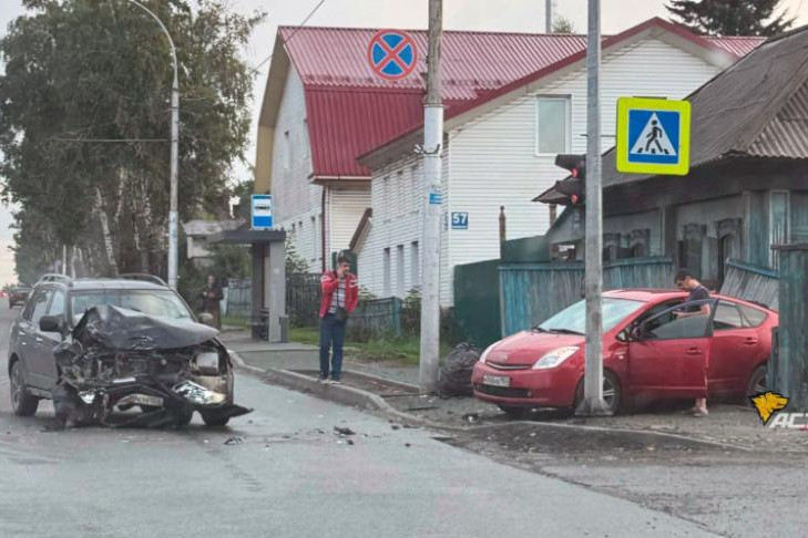 Toyota Prius пробила забор на улице Жуковского в Новосибирске