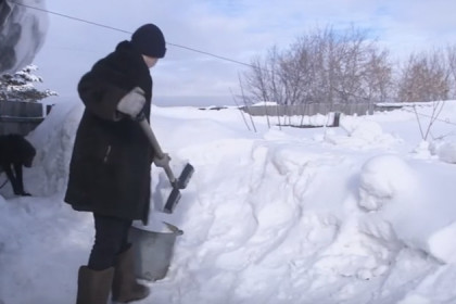 Мать-одиночка топит снег, чтобы кормить детей