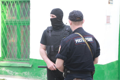 Малолетки закидали камнями сторожа поликлиники в Новосибирске