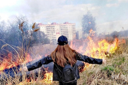 Пожар ради селфи устроили подростки в Новосибирске