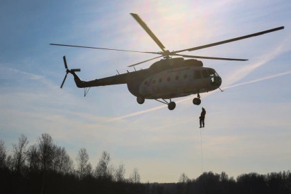 К пожарам готовы: новосибирские десантники отработали спуски с вертолета Ми-8