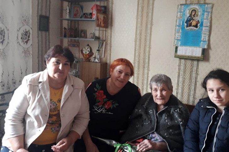 «Читает без очков»: 95-летний юбилей отметила жительница Коченево
