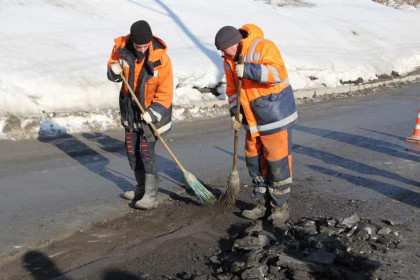 Новосибирские дороги начнут ремонтировать горячей асфальтобетонной смесью