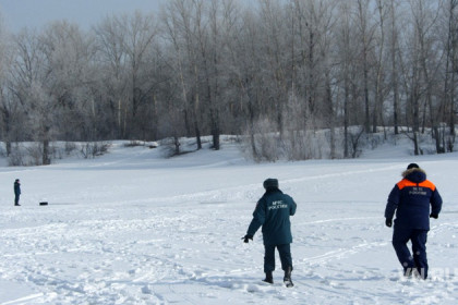 Провалившихся под лед мужчин ищут спасатели в Болотнинском районе