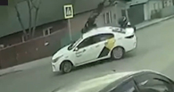 Иномарка врезалась в байкера на улице Жуковского в Новосибирске