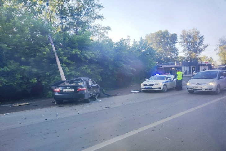 Тойота врезалась в столб на улице Хилокской в Новосибирске