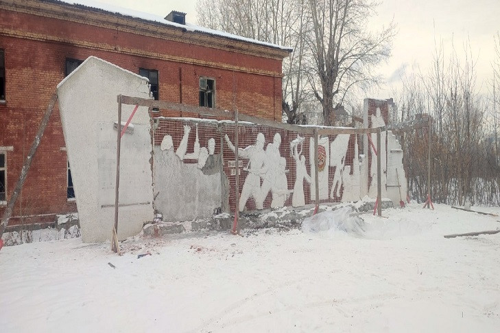 Реставрация мемориала после жалобы Бастрыкину началась в Военном городке Новосибирска