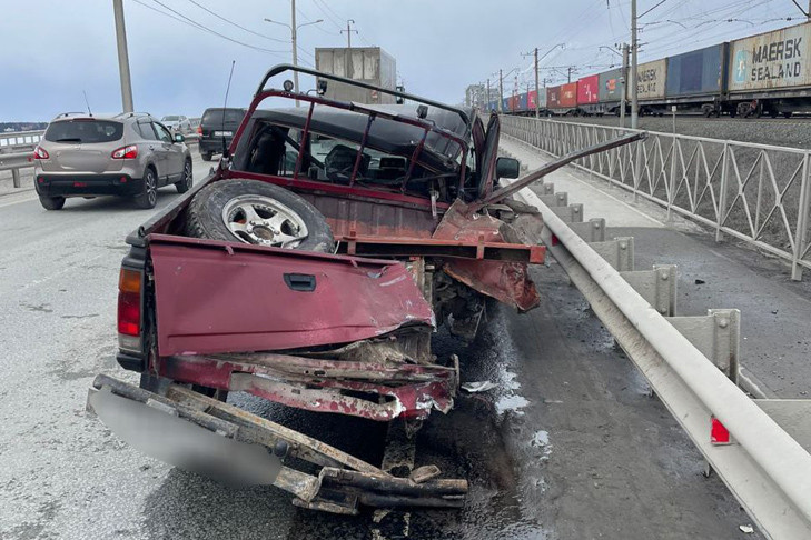 Грузовик Man наехал на водителя Nissan во время починки колеса под Новосибирском