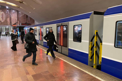 «Ермак» в бело-синей ливрее начал работать в Новосибирском метрополитене