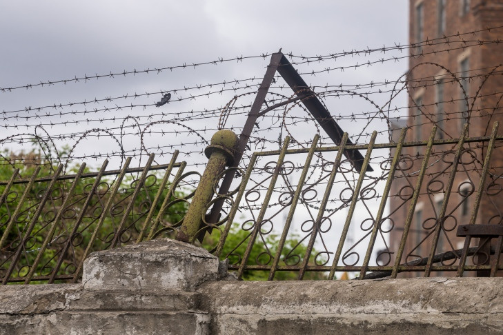 Ночного метателя телефонов поймали возле колонии в Новосибирске