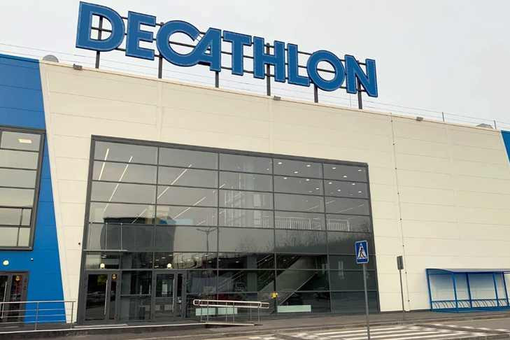 Французская сеть Decathlon распродает свои магазины в России