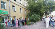 Огромная очередь выстроилась вечером перед медцентром в Новосибирске