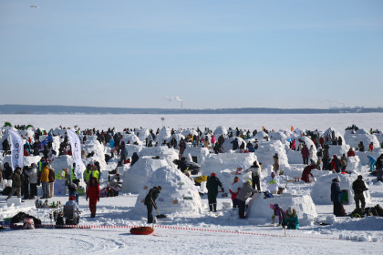 Город иглу возвели на пляже «Бумеранг» в Новосибирске