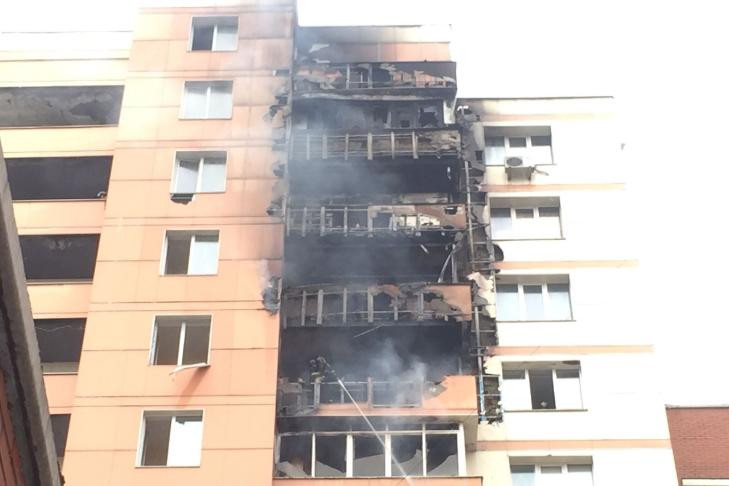 Балконы со 2 по 12 этаж сгорели в элитной многоэтажке в центре Новосибирска