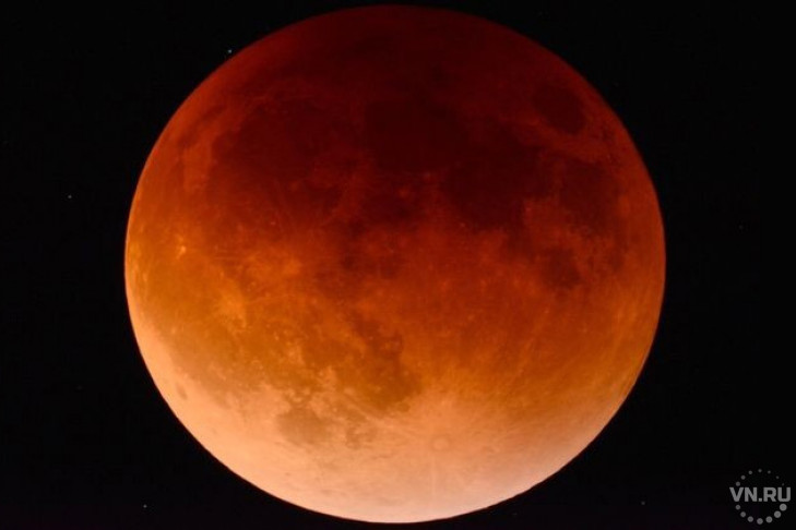 Четыре часа над Новосибирском висела кровавая Луна
