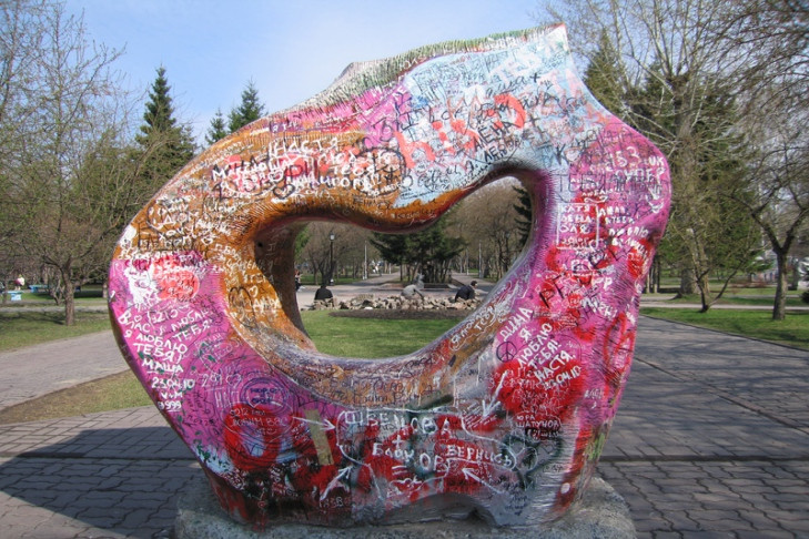 Грязную «Любовь» очистят от надписей в Первомайском сквере Новосибирска