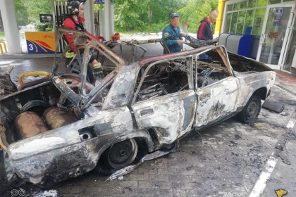 Ремонту не подлежит: огонь уничтожил «Жигули» на АЗС Новосибирска