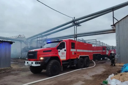 Под Новосибирском МЧС спасло бизнес-парк «Лидер» после пожара в ангарах