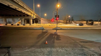 За два часа до Нового года водитель проехал на красный и сбил двух подростков