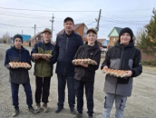 Депутат в Бердске подарил горожанам один из символов празднования Пасхи