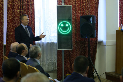 Первый светофор со смайликом появился в Новосибирске