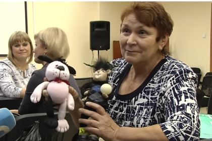 Кукол подарили губернатору Андрею Травникову на личном приеме