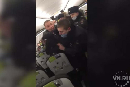 Двух пьяных неадекватов сняли с рейса в аэропорту Толмачево 